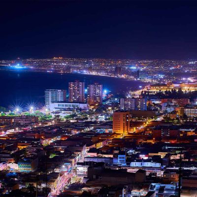 Vista nocturna ciudad desde Morro de Arica