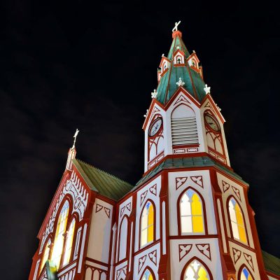 Vista nocturna iglesia San Marcos centro ciudad de Arica